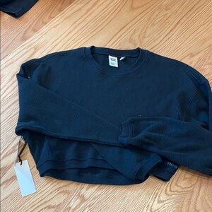 ARITZIA Trendy Black Cropped Sweater